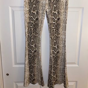Fashion Nova - Flare Snakeskin leggings
